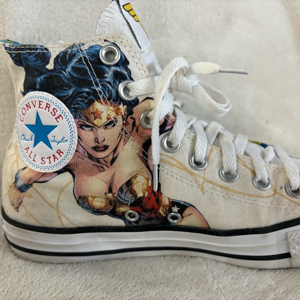 Women’s size 7 Wonder Woman Chuck Taylor converse